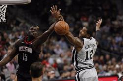 1xBit体育教练-骑士大胜马刺，老王15记失分