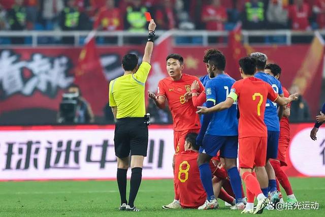 队员团结一心，战胜对手取得胜利关键