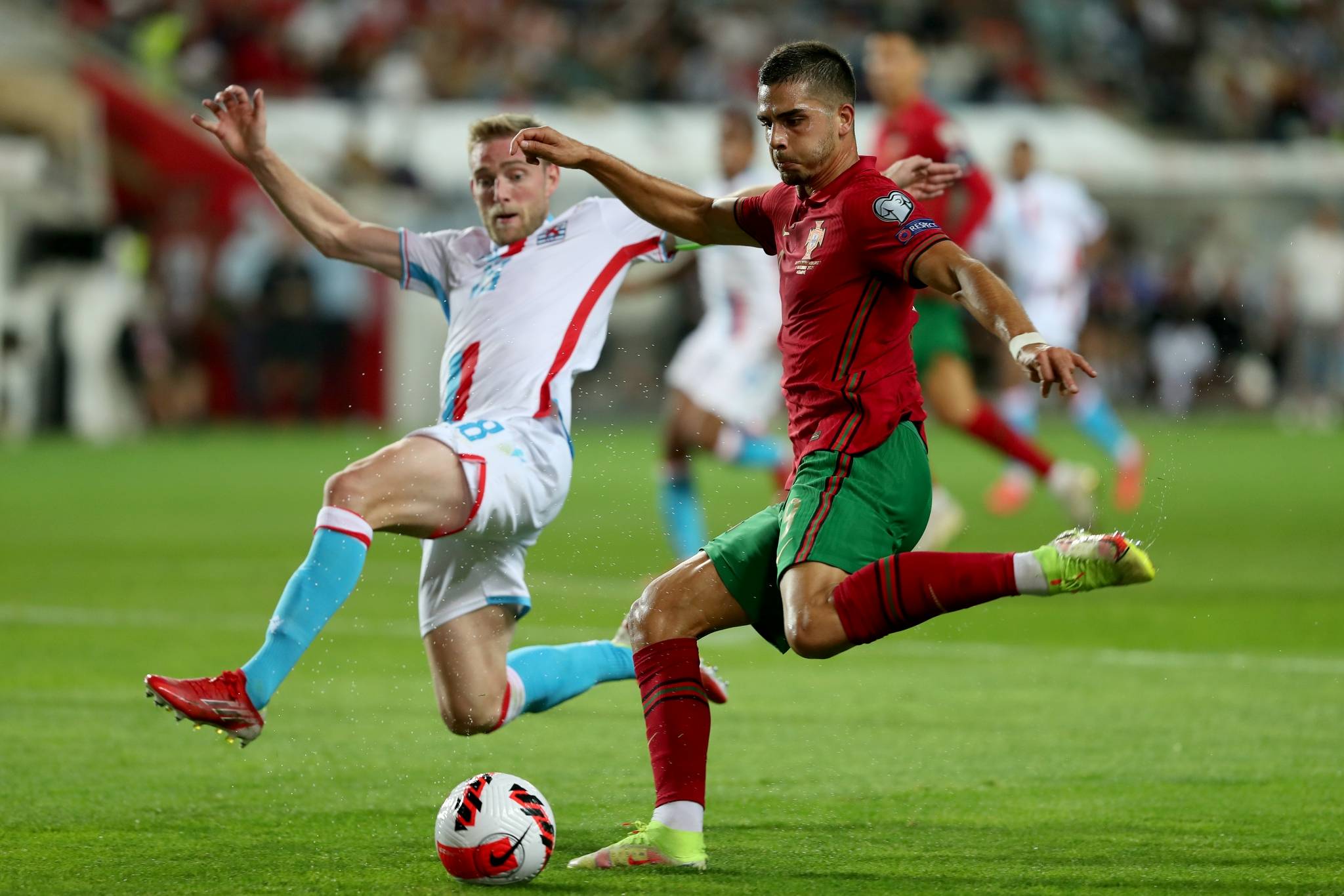 法国队尽展雄心,毫不留情晋级欧洲足球联赛八强的简单介绍 法国队尽展雄心,毫不留情晋级欧洲足球联赛八强的简单介绍