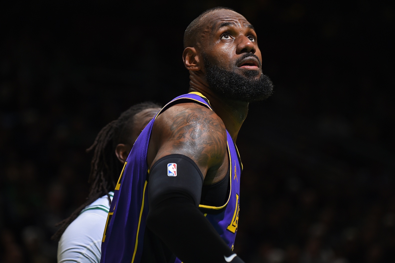 球队主力遭遇伤病困扰，备战困难加重