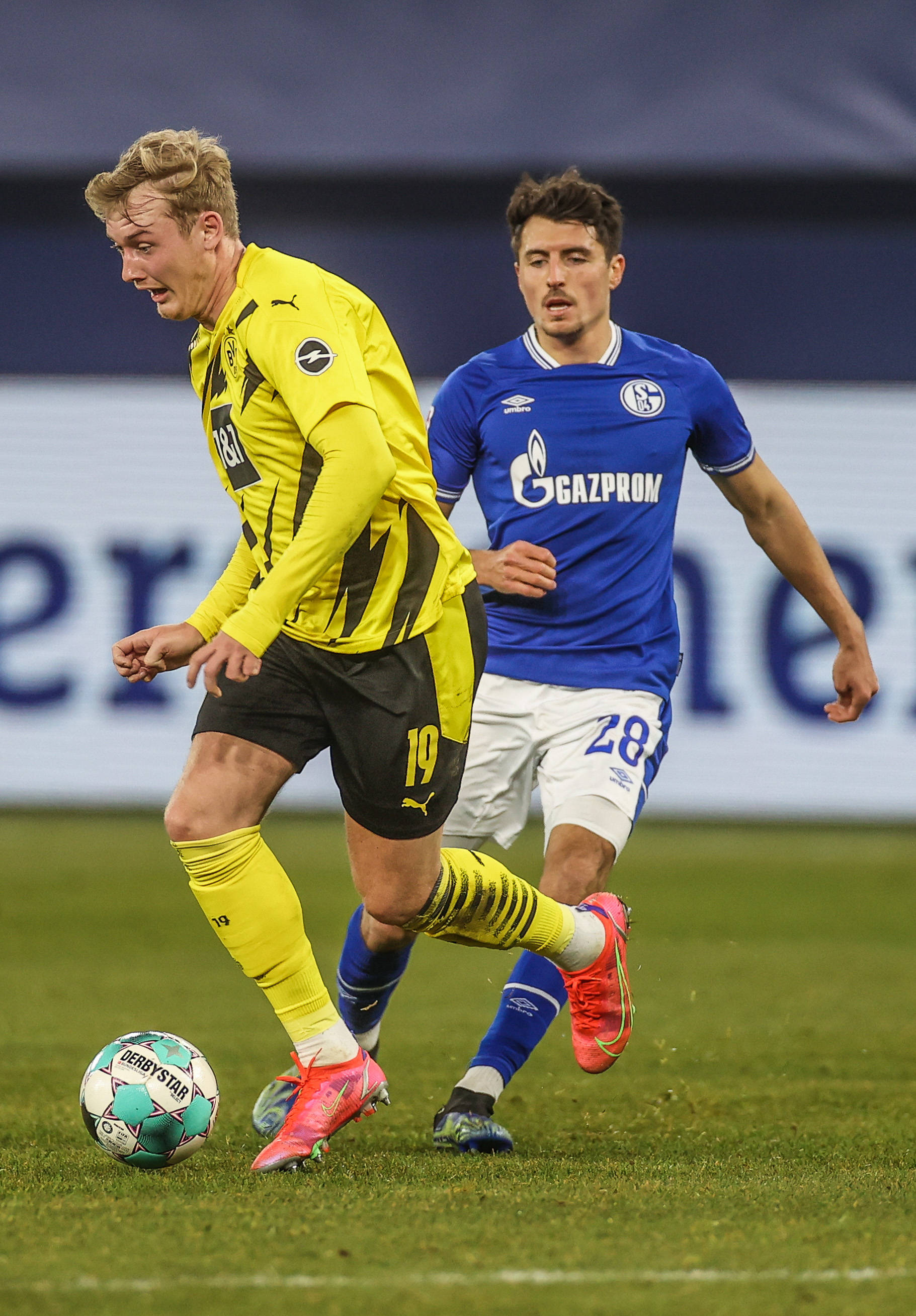 关于沙尔克04中场多次助攻，表现全面的信息