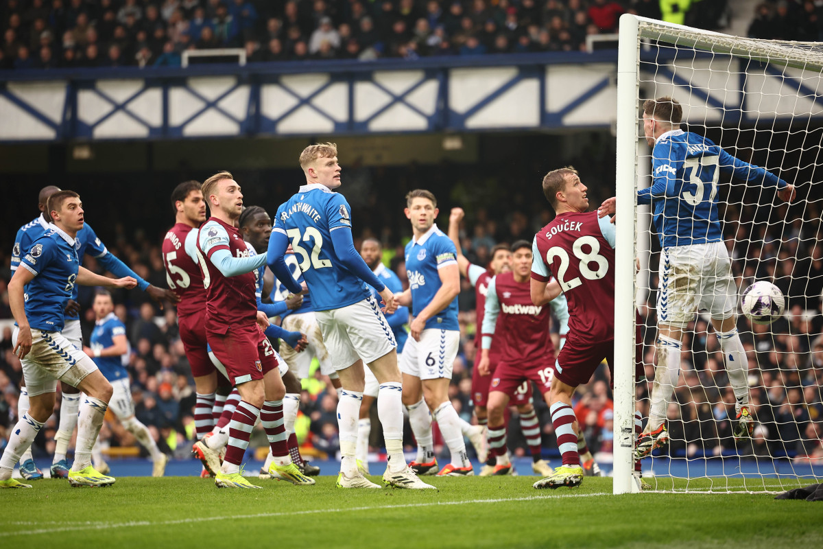 包含伯恩利再败，保级形势岌岌可危的词条