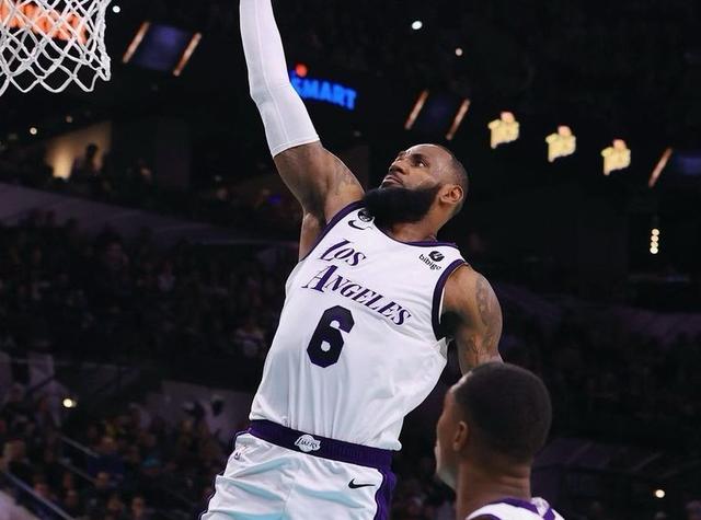 骑士大胜马刺，老王15记失分