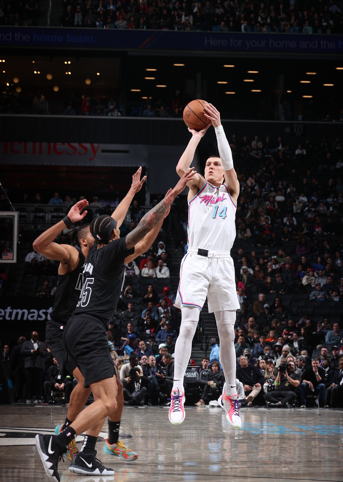 篮网大胜热火取得两连胜