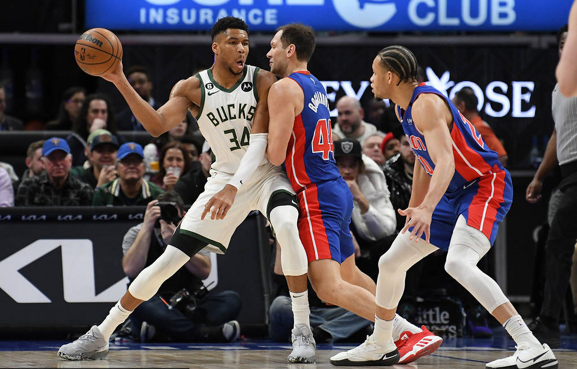 雄鹿主场力克活塞，字母哥单场22分创新高