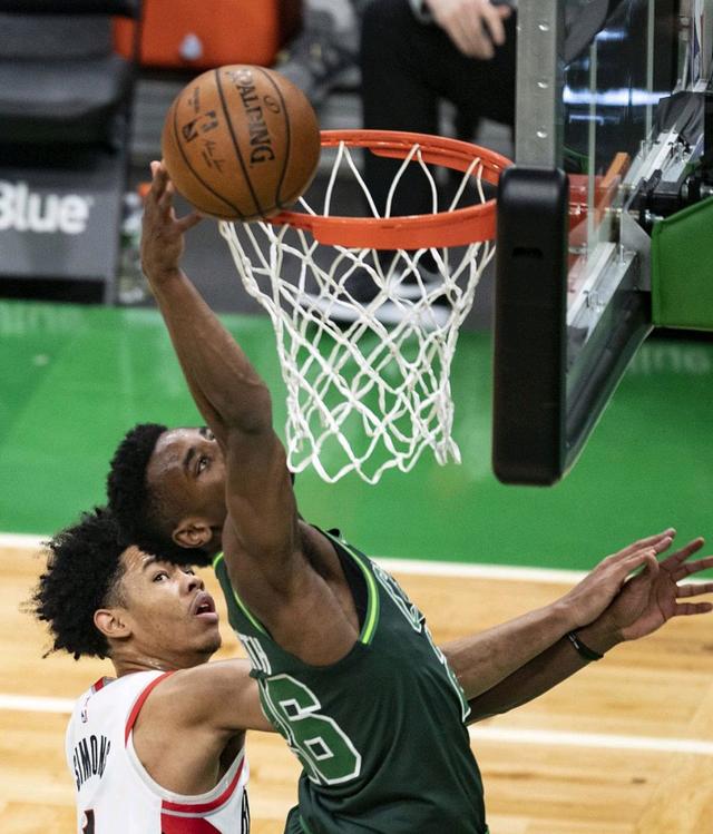 雄鹿主场胜凯尔特人，终结三连败的简单介绍