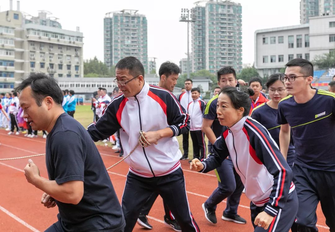 壮丽比赛场面，选手飒爽英姿