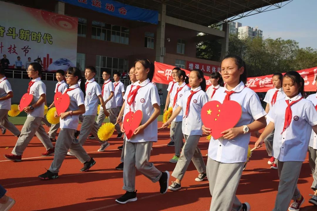 壮丽比赛场面，选手飒爽英姿