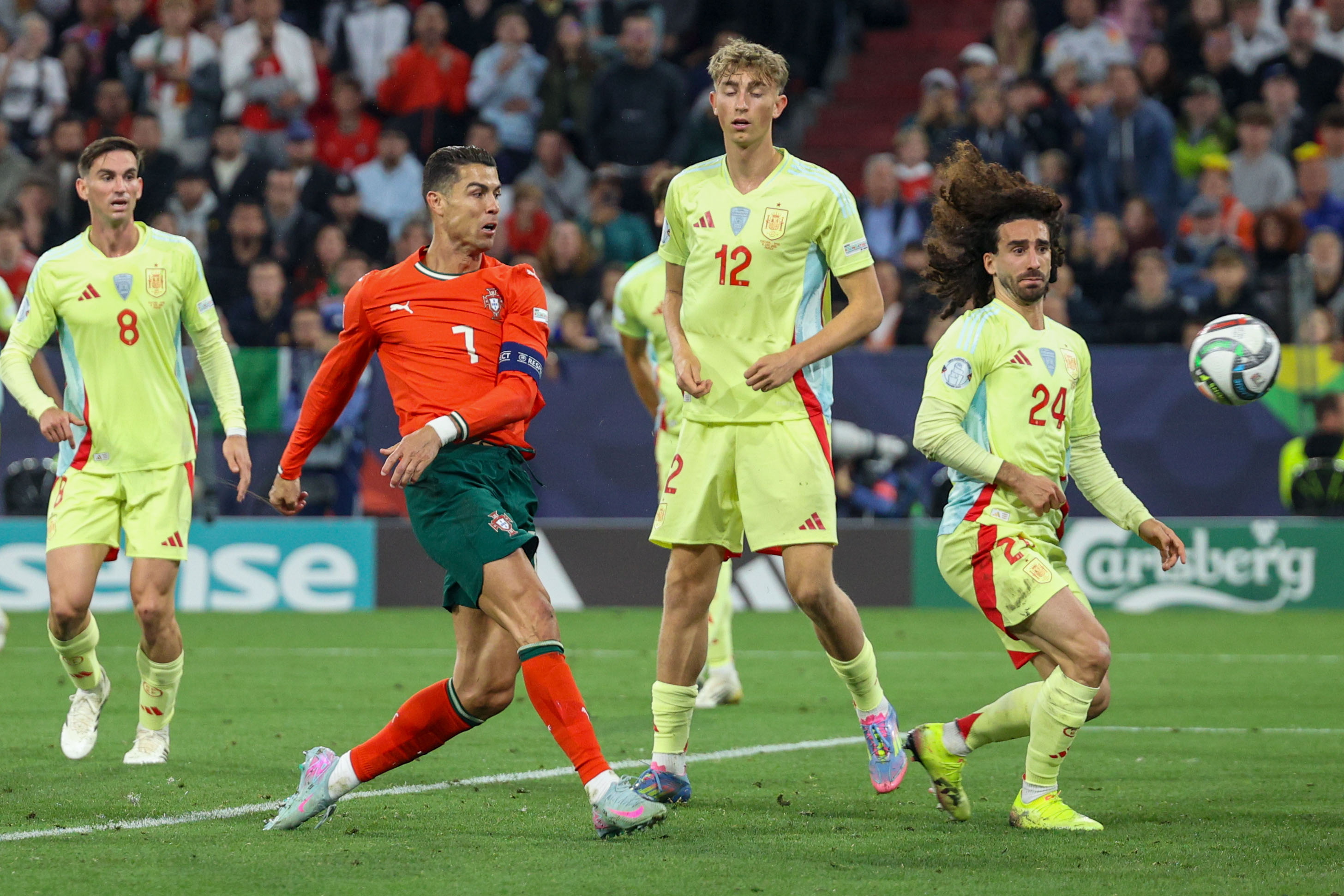 精彩足球盛宴:欧国联比赛赢得球迷喝彩的简单介绍 精彩足球盛宴:欧国联比赛赢得球迷喝彩的简单介绍