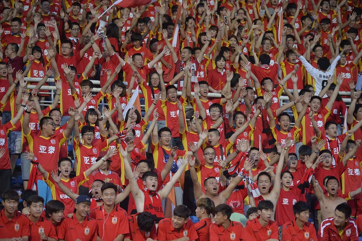 世界杯篮球比赛精彩纷呈，球迷欢欣鼓舞！