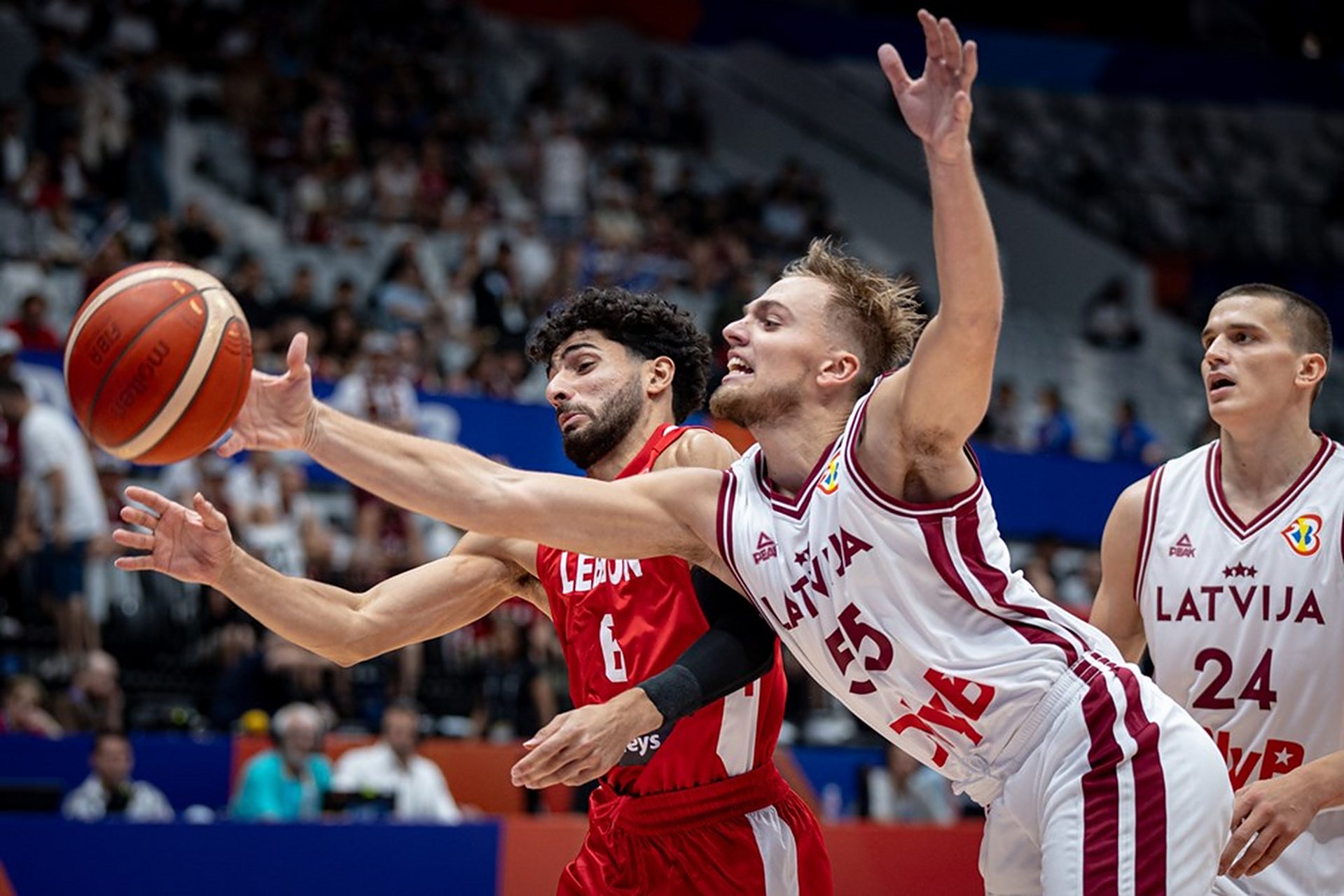 世界杯篮球比赛精彩纷呈，球迷欢欣鼓舞！