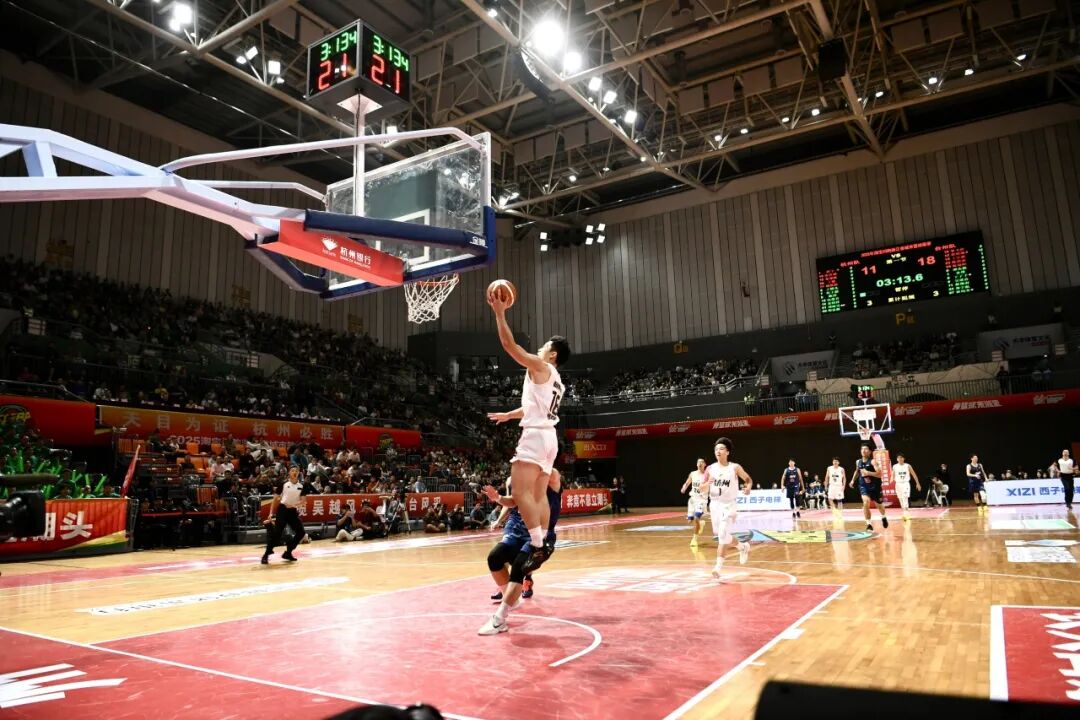 杭州队在对抗中奋勇作战，打败对手